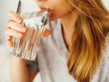 La importancia de beber 2 litros de agua diarios