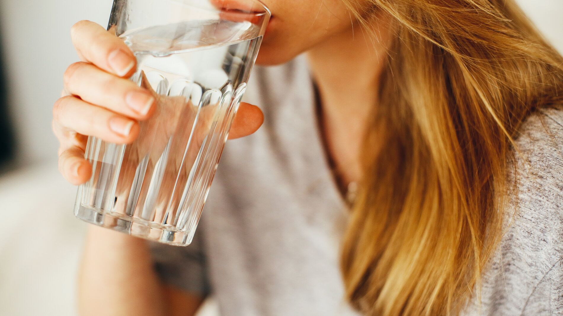 La importancia de beber 2 litros de agua diarios