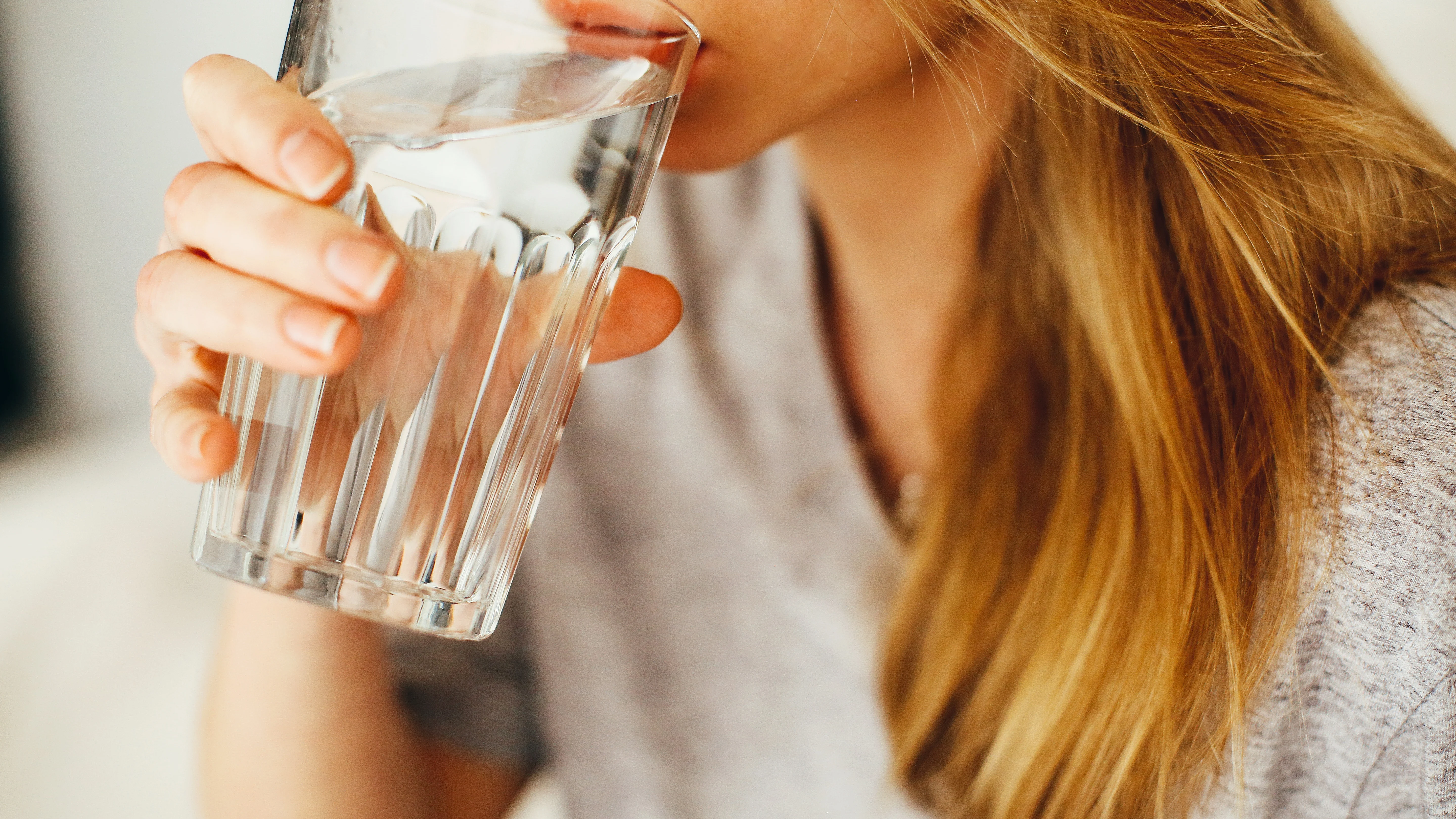 La importancia de beber 2 litros de agua diarios La importancia de beber 2 litros de agua diarios