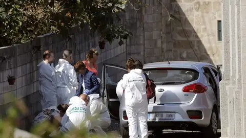 Agentes de la Policía Judicial en la vivienda donde se cometió este lunes un triple crimen Agentes de la Policía Judicial en la vivienda donde se cometió este lunes un triple crimen