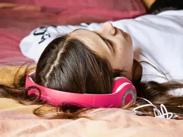 Adolescente escuchando música Adolescente escuchando música
