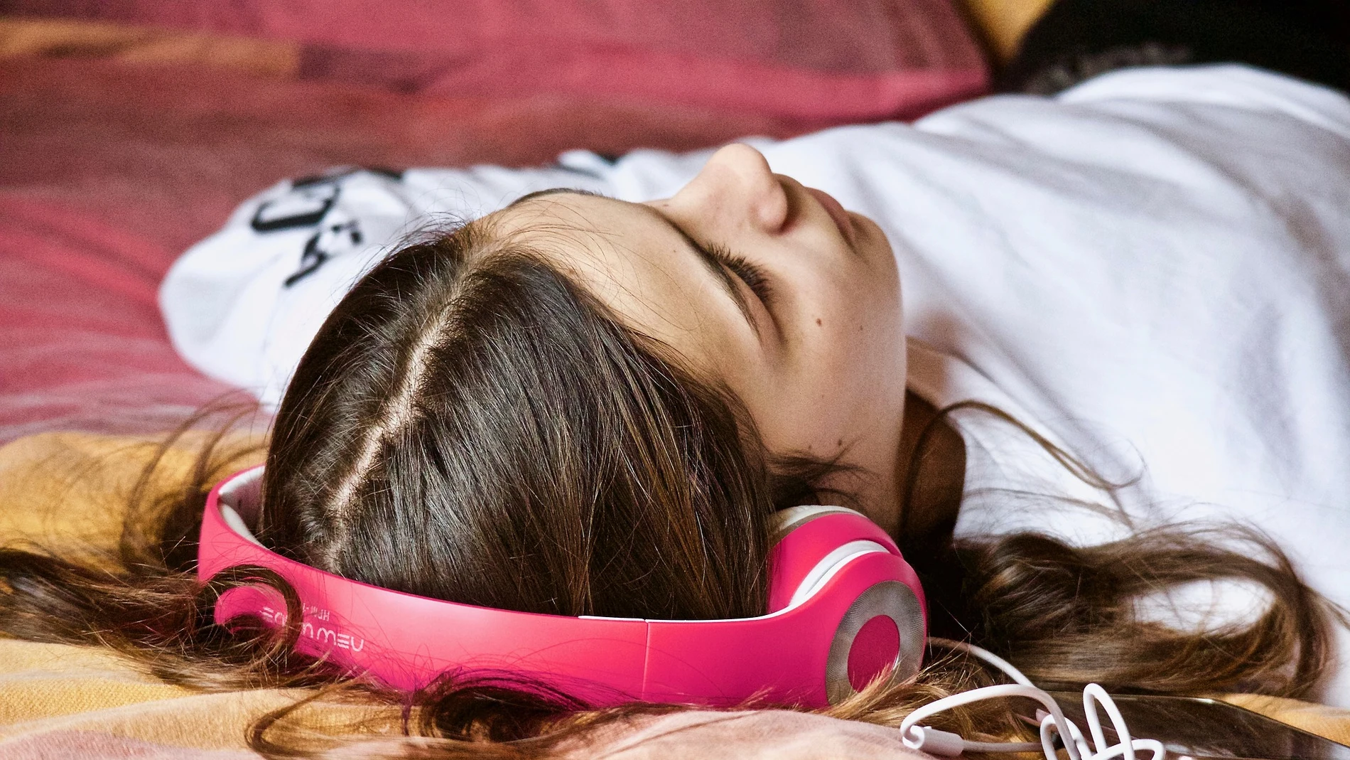 Adolescente escuchando música Adolescente escuchando música