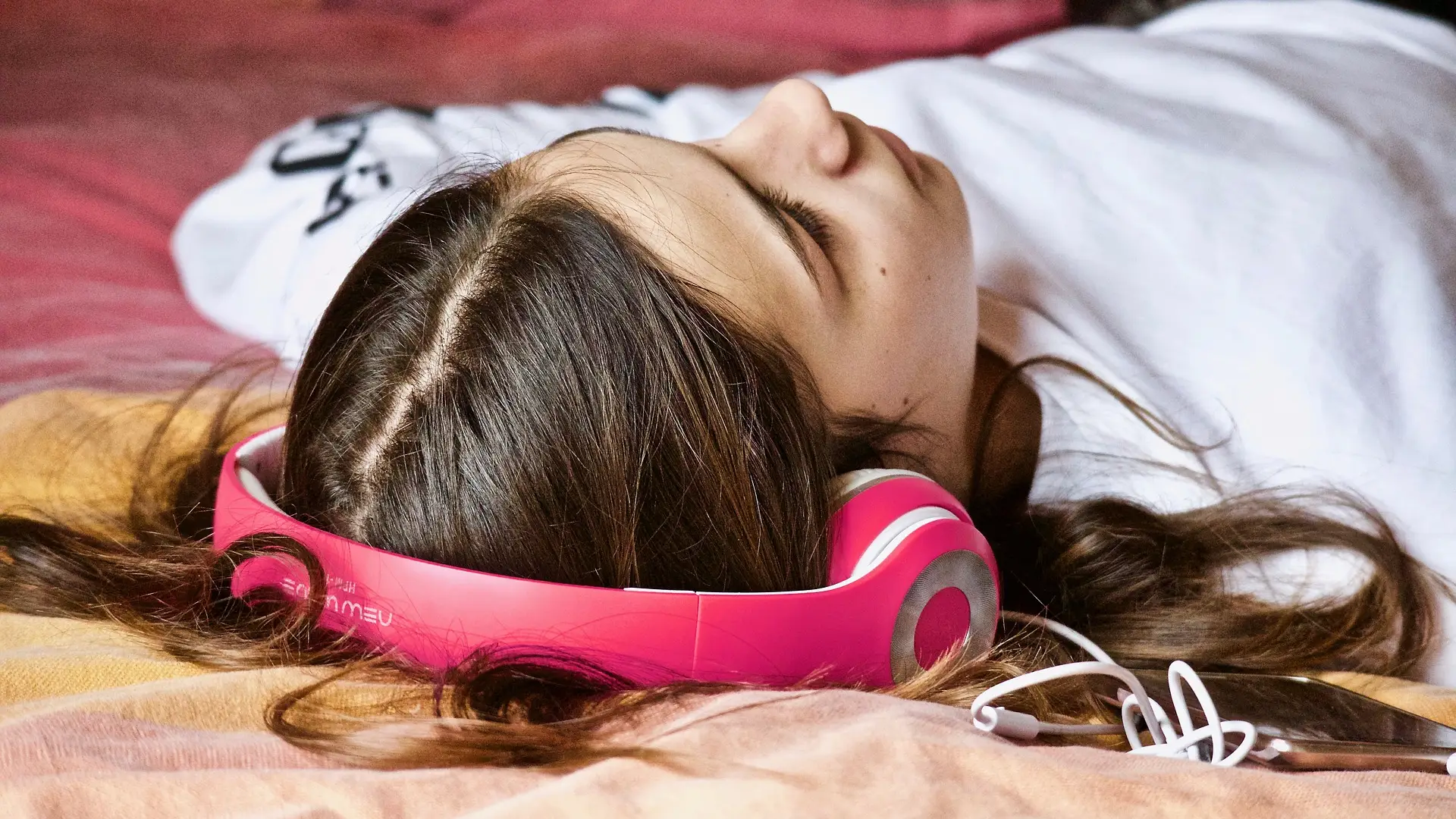 Adolescente escuchando música Adolescente escuchando música