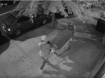 Dos hombres trasladando un cadáver Dos hombres trasladando un cadáver