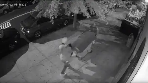 Dos hombres trasladando un cadáver Dos hombres trasladando un cadáver