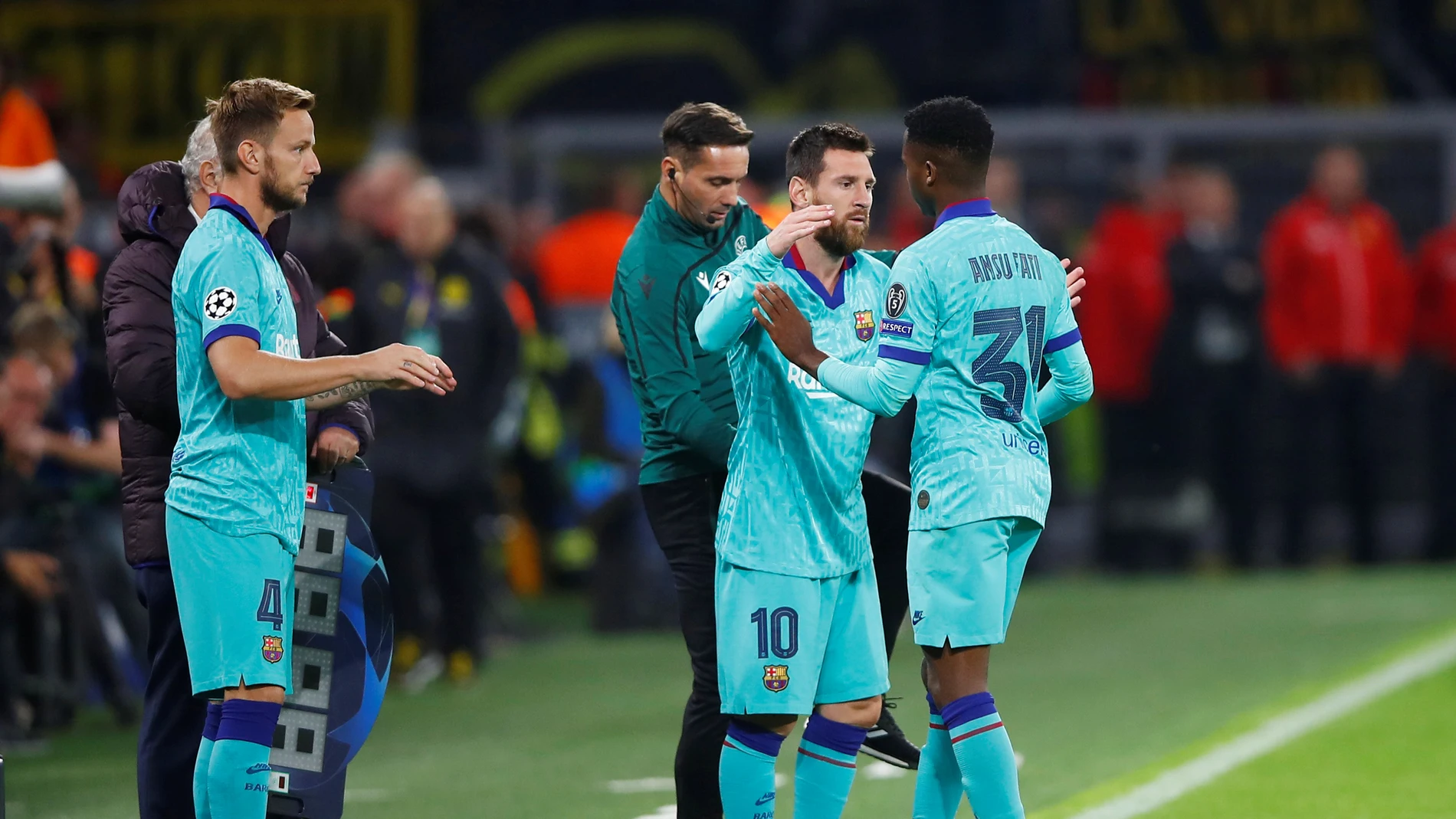 Messi entra en el terreno de juego por Ansu Fati Messi entra en el terreno de juego por Ansu Fati