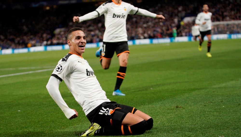Rodrigo celebra un gol en Stamford Bridge