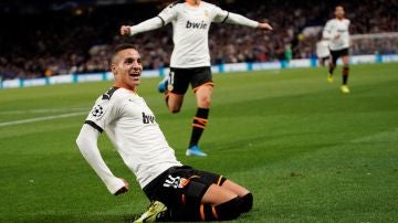 Rodrigo celebra un gol en Stamford Bridge