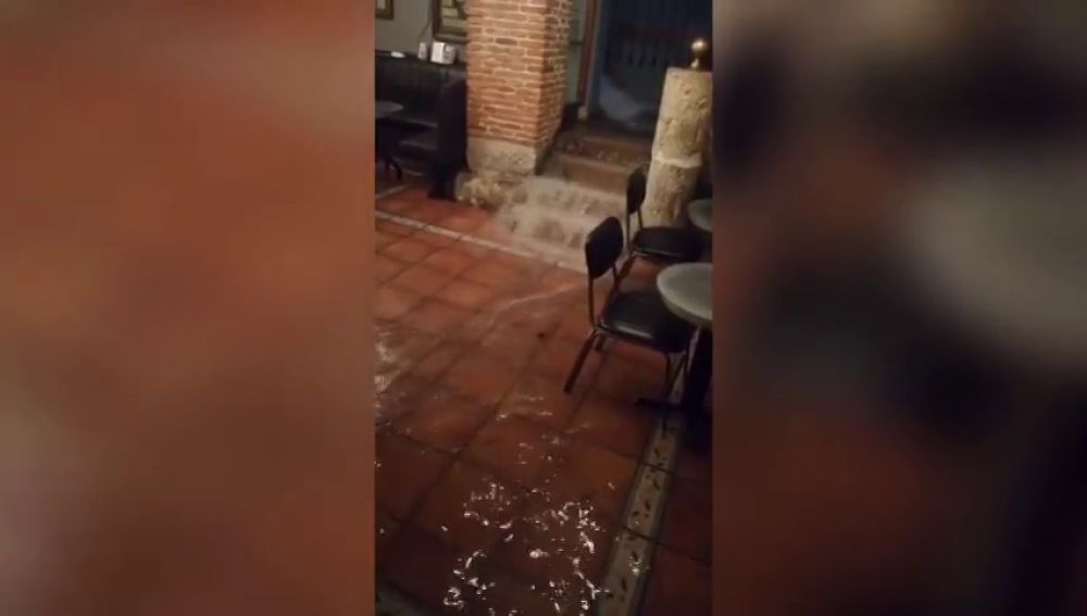 Una fuerte tormenta inunda Valladolid y colapsa varias calles