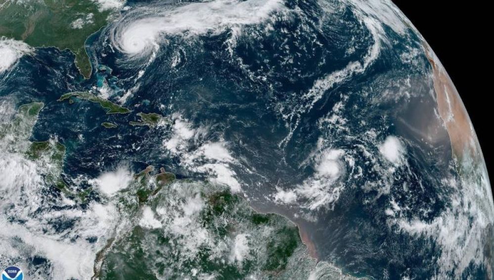 El huracán Humberto se hizo más grande y más fuerte en las últimas horas tras alcanzar la categoría 3 de la escala Saffir-Simpson en su rumbo hacia Bermudas, informó este martes el Centro Nacional de Huracanes (NHC) de EEUU.
