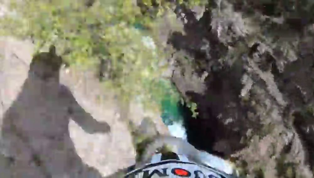 Un montorista sobrevive a una caída de 20 metros con su motocross 