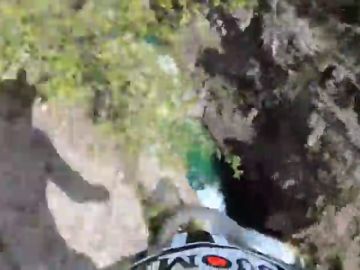 Un montorista sobrevive a una caída de 20 metros con su motocross 