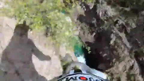 Un montorista sobrevive a una caída de 20 metros con su motocross Un montorista sobrevive a una caída de 20 metros con su motocross
