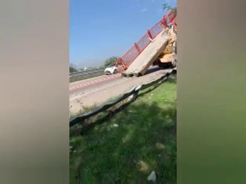 Un camión grúa se lleva por delante una pasarela peatonal de hormigón en Valencia