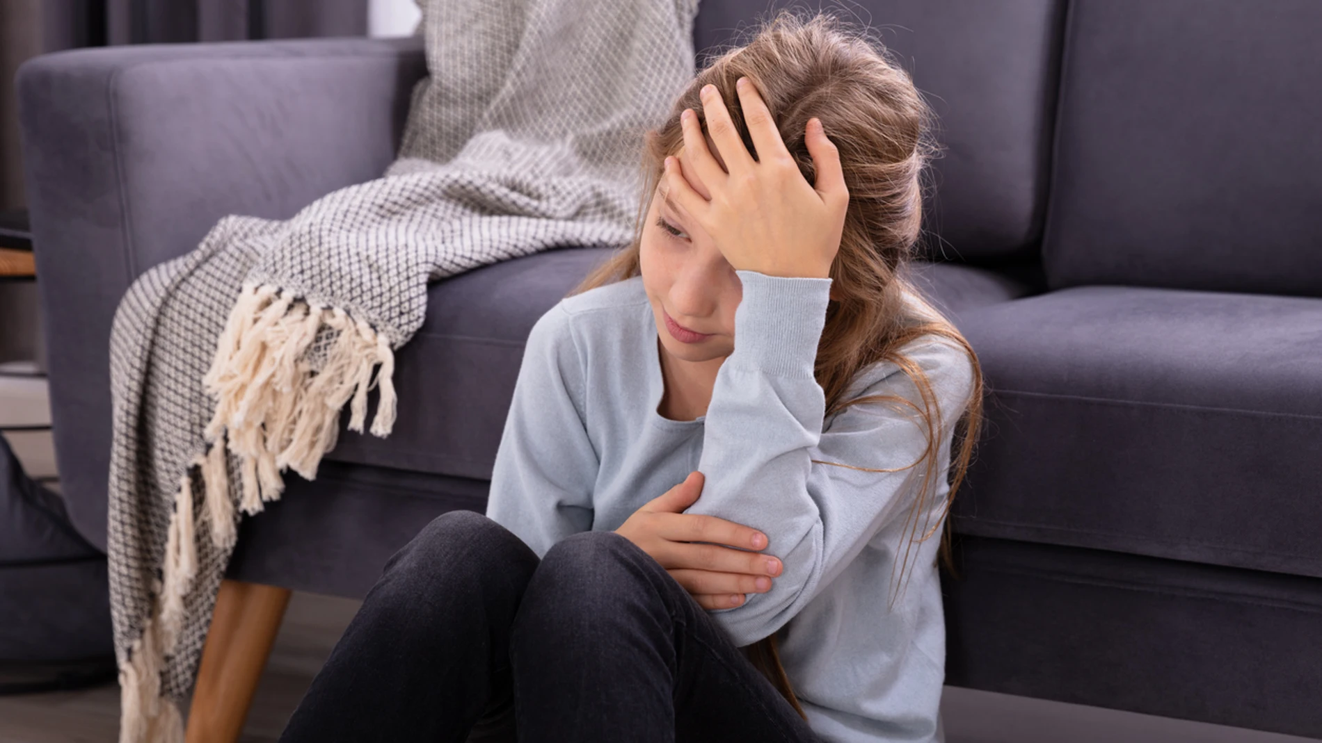 Niña con dolor de cabeza Niña con dolor de cabeza