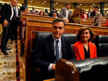 Pedro Sánchez junto a Carmen Calvo en la sesión de control al Gobierno