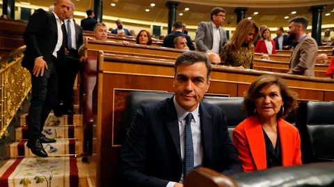 Pedro Sánchez junto a Carmen Calvo en la sesión de control al Gobierno Pedro Sánchez junto a Carmen Calvo en la sesión de control al Gobierno