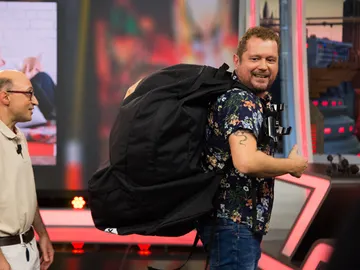 El Monaguillo mete a Pablo Motos en la mochila más grande del mundo en 'El Hormiguero 3.0' El Monaguillo mete a Pablo Motos en la mochila más grande del mundo en 'El Hormiguero 3.0'