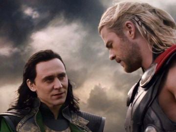 Loki (Tom Hiddleston) y Thor (Chris Hemsworth)