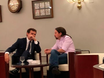 La foto de Rivera e Iglesias en la cafetería del Congreso que publicó Oscar Puente en su cuenta de twitter