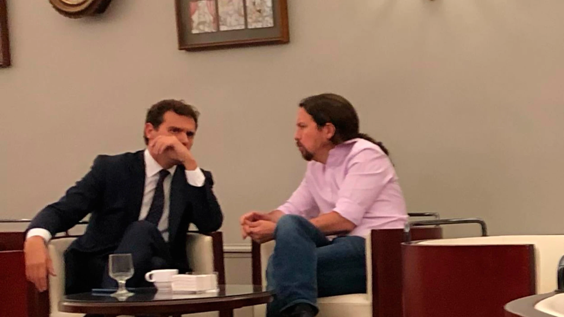 La foto de Rivera e Iglesias en la cafetería del Congreso que publicó Oscar Puente en su cuenta de twitter La foto de Rivera e Iglesias en la cafetería del Congreso que publicó Oscar Puente en su cuenta de twitter
