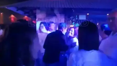 Graban a la alcaldesa de Cartagena en un bar de copas durante la crisis por la gota fría en Murcia Graban a la alcaldesa de Cartagena en un bar de copas durante la crisis por la gota fría en Murcia