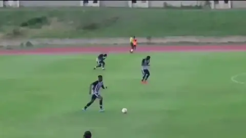 El angustioso instante en que un rayo alcanza a dos futbolistas en pleno partido El angustioso instante en que un rayo alcanza a dos futbolistas en pleno partido