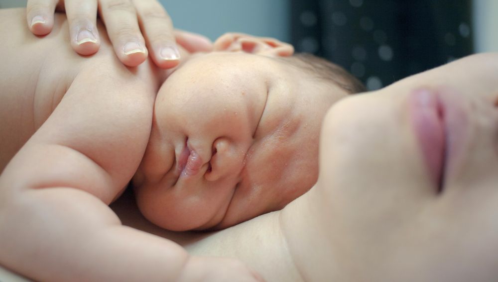 Imagen de un recién nacido con su madre
