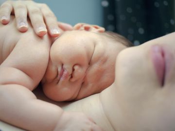 Imagen de un recién nacido con su madre