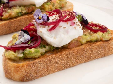 Tosta de guacamole y huevo escalfado