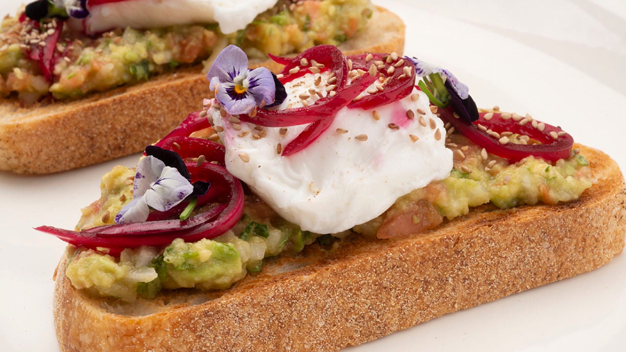 Tosta de guacamole y huevo escalfado, con Joseba Arguiñano