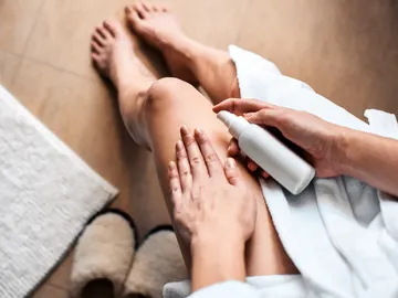 Poniéndose crema Poniéndose crema