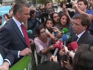 Tensión entre Almeida y Ortega Smith durante el minuto de silencio por la última víctima de violencia machista Tensión entre Almeida y Ortega Smith durante el minuto de silencio por la última víctima de violencia machista