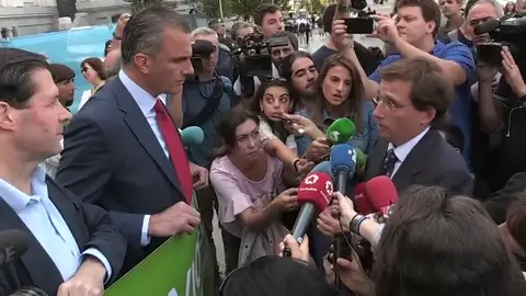 Tensión entre Almeida y Ortega Smith durante el minuto de silencio por la última víctima de violencia machista Tensión entre Almeida y Ortega Smith durante el minuto de silencio por la última víctima de violencia machista