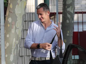 Iñaki Urdangarin a su llegada al voluntariado con la pulsera en la muñeca Iñaki Urdangarin a su llegada al voluntariado con la pulsera en la muñeca