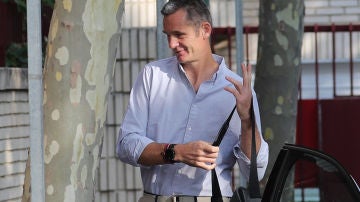 Iñaki Urdangarin a su llegada al voluntariado con la pulsera en la muñeca Iñaki Urdangarin a su llegada al voluntariado con la pulsera en la muñeca