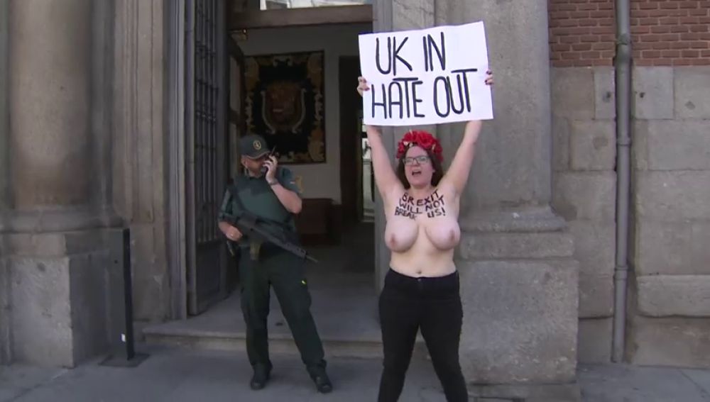 Protesta de Femen con el pecho al descubierto contra el Brexit en Madrid