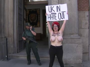 Protesta de Femen con el pecho al descubierto contra el Brexit en Madrid