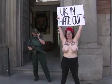 Protesta de Femen con el pecho al descubierto contra el Brexit en Madrid Protesta de Femen con el pecho al descubierto contra el Brexit en Madrid