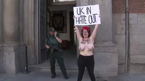 Protesta de Femen con el pecho al descubierto contra el Brexit en Madrid Protesta de Femen con el pecho al descubierto contra el Brexit en Madrid