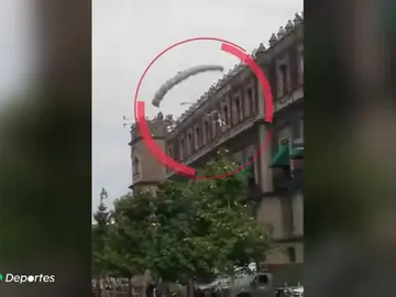 Terrible imagen: un paracaidista pierde el control y cae brutalmente sobre la gente Terrible imagen: un paracaidista pierde el control y cae brutalmente sobre la gente