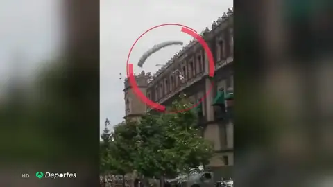 Terrible imagen: un paracaidista pierde el control y cae brutalmente sobre la gente Terrible imagen: un paracaidista pierde el control y cae brutalmente sobre la gente