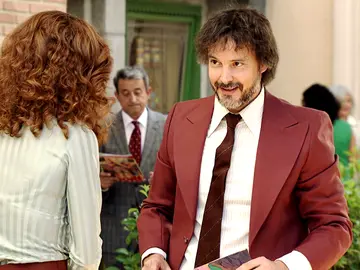 El casual primer encuentro entre Julia y Guillermo en la Plaza de los Frutos El casual primer encuentro entre Julia y Guillermo en la Plaza de los Frutos