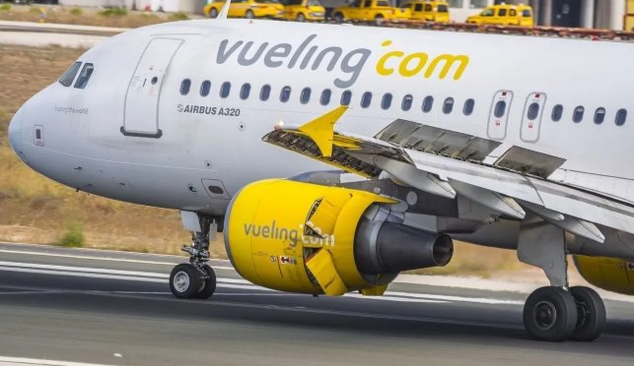 Vueling the World Full Reverse (26900824443)_643x397
