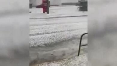 Una intensa granizada provoca cortes de luz en Vilafranca, Castellón