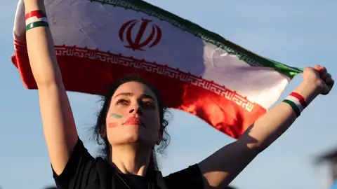 Una mujer iraní presencia un partido de fútbol Una mujer iraní presencia un partido de fútbol