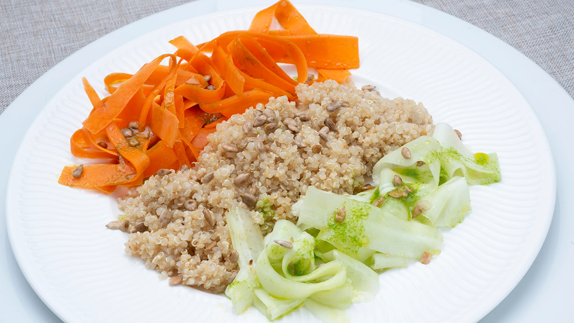 Ensalada de quinoa, pepino y zanahoria