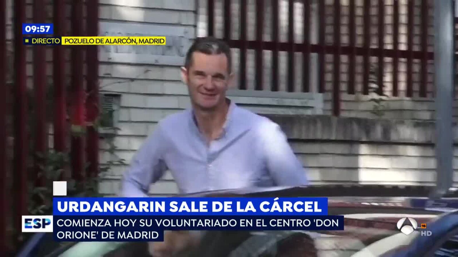 El saludo de Iñaki Urdangarin antes de entrar en el centro donde realizará labores de voluntariado