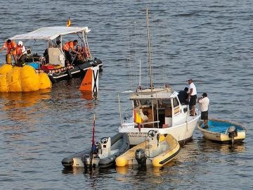 Buceadores de la Guardia Civil y miembros de Protección Civil participan en las labores de rescate de la avioneta