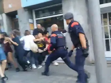 Cargas policiales en un desahucio de Sants Cargas policiales en un desahucio de Sants